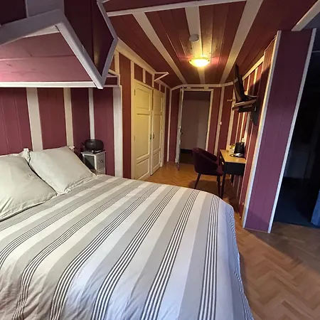 D'hotes La Cheminee Bed & Breakfast 3*